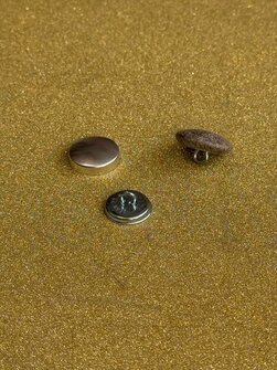 Päällystettävä nappi 28